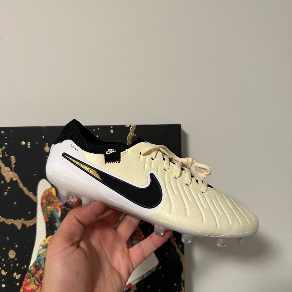 Nike Elite LEGEND 10  FG is 7.5